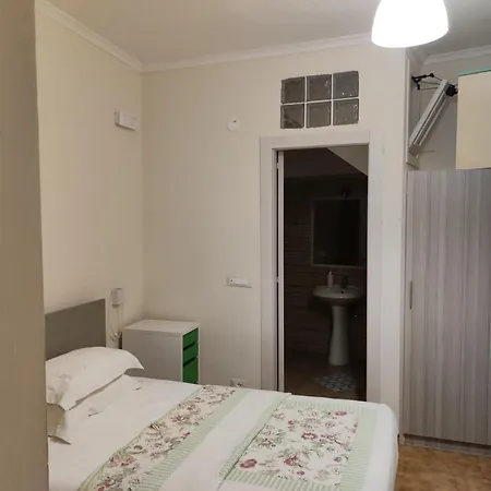 - Day Use One Bed & Breakfast Polla